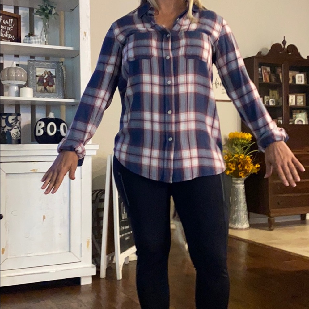 Comfy long sleeve plaid button up.